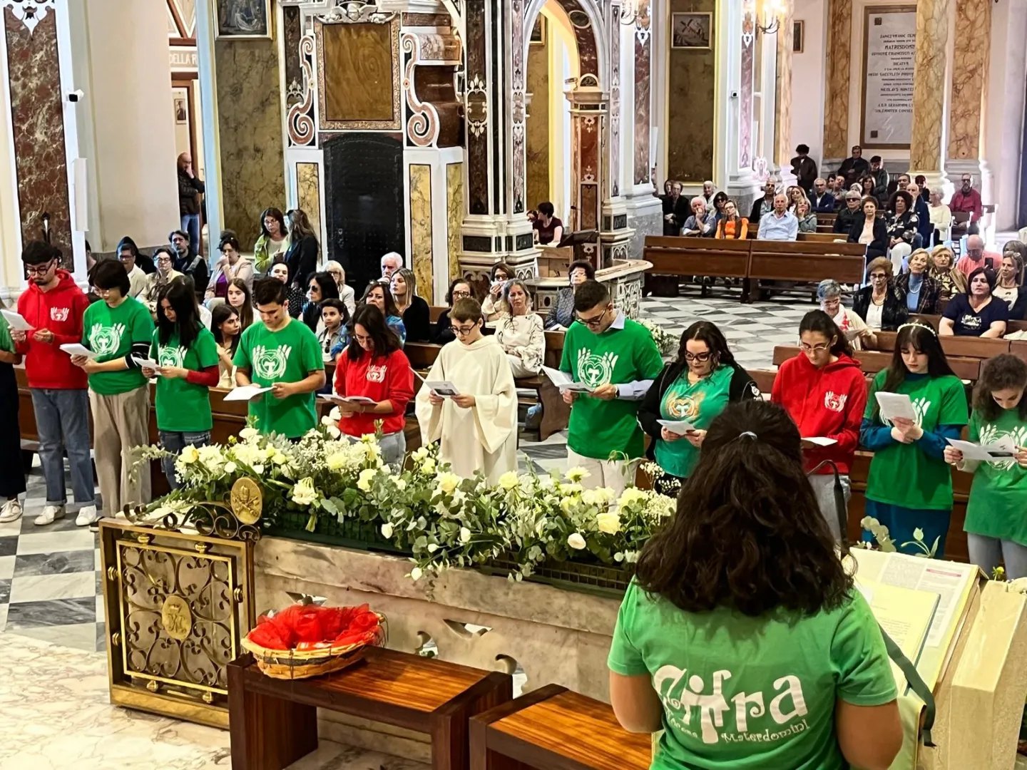 Potrebbe essere un'immagine raffigurante 3 persone e la Basilica del Santuario Nazionale dell'Immacolata Concezione